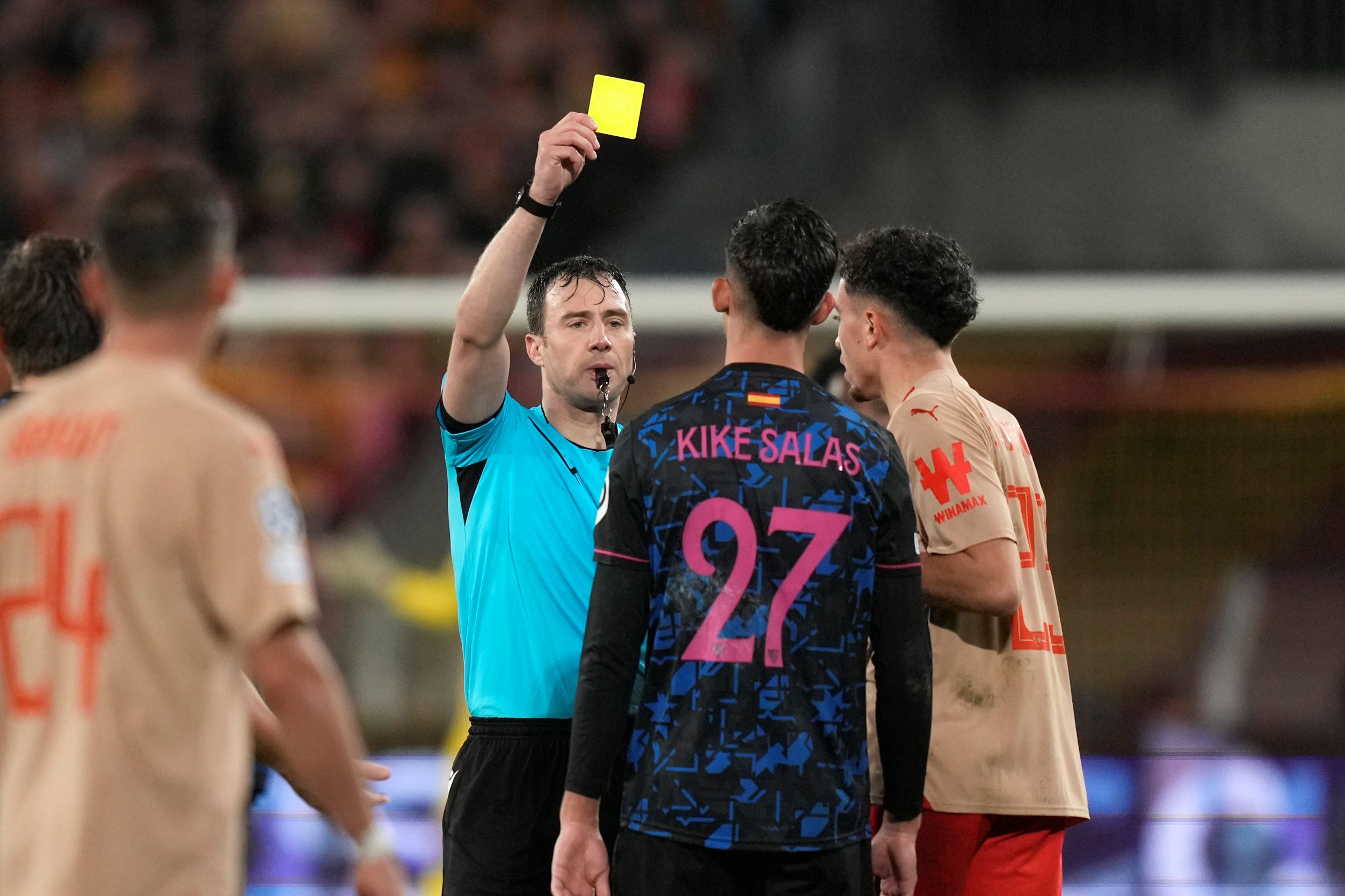 Referee Felix Zwayer shows a yellow card to Sevilla's Kike Salas during the Champions League Group B soccer match between Lens and Sevilla at the Bollaert stadium in Lens, France, Tuesday, Dec. 12, 2023. (AP Photo/Thibault Camus) France Soccer Champions League