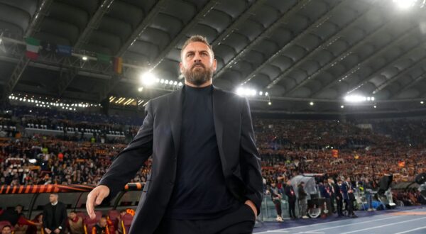 Roma's head coach Daniele De Rossi ahead the Europa League semifinal first leg soccer match between Roma and Bayer Leverkusen at Rome's Olympic Stadium, Italy, Thursday, May 2, 2024. (AP Photo/Alessandra Tarantino) Italy Soccer Europa League