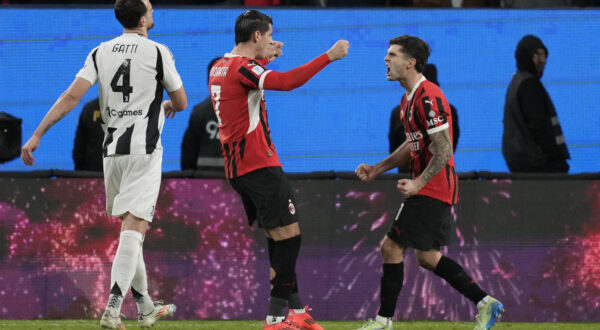 AC Milan's Alvaro Morata, left, and Christian Pulisic celebrate after scoring during the Italian Super Cup semifinal soccer match between Juventus and Milan in Riyadh, Saudi Arabia, Friday, Jan. 3, 2025. (AP Photo/Altaf Qadri)