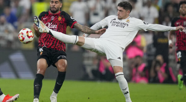 Real Madrid's Federico Valverde, right, is challenged by Mallorca's Omar Mascarell during the Spanish Super Cup semifinal soccer match between Real Madrid and Mallorca at the King Abdullah Stadium in Jeddah, Saudi Arabia, Thursday, Jan. 9, 2025. (AP Photo/Altaf Qadri)