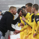 Ein Fan von Borussia Dortmund spricht mit Nico Schlotterbeck (Borussia Dortmund), Bundesliga, Holstein Kiel v Borussia Dortmund, Holstein Stadium am 14. January 2025 in Kiel, Deutschland. (Foto von Marco Steinbrenner/DeFodi Images)

 A Borussia Dortmund fan talks to Nico Schlotterbeck (Borussia Dortmund), Bundesliga, Holstein Kiel v Borussia Dortmund, Holstein Stadium, January 14, 2025 in Kiel, Germany. (Photo by Marco Steinbrenner/DeFodi Images) DFL regulations prohibit any use of photographs as image sequences and/or quasi-video.