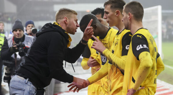 Ein Fan von Borussia Dortmund spricht mit Nico Schlotterbeck (Borussia Dortmund), Bundesliga, Holstein Kiel v Borussia Dortmund, Holstein Stadium am 14. January 2025 in Kiel, Deutschland. (Foto von Marco Steinbrenner/DeFodi Images)

 A Borussia Dortmund fan talks to Nico Schlotterbeck (Borussia Dortmund), Bundesliga, Holstein Kiel v Borussia Dortmund, Holstein Stadium, January 14, 2025 in Kiel, Germany. (Photo by Marco Steinbrenner/DeFodi Images) DFL regulations prohibit any use of photographs as image sequences and/or quasi-video.