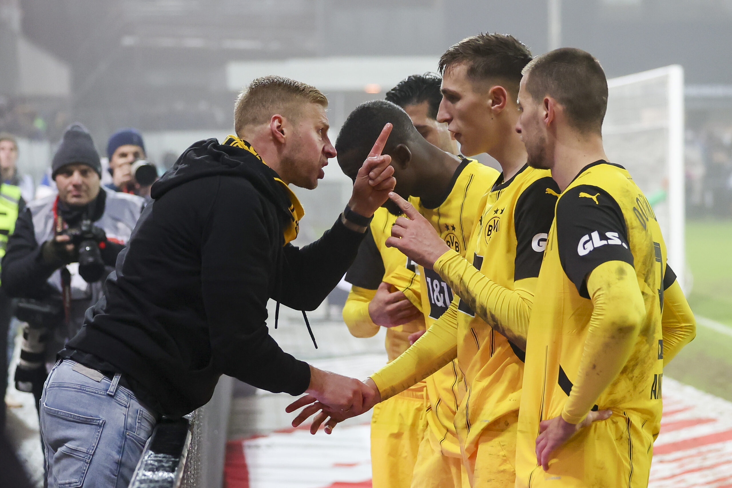 Ein Fan von Borussia Dortmund spricht mit Nico Schlotterbeck (Borussia Dortmund), Bundesliga, Holstein Kiel v Borussia Dortmund, Holstein Stadium am 14. January 2025 in Kiel, Deutschland. (Foto von Marco Steinbrenner/DeFodi Images)

 A Borussia Dortmund fan talks to Nico Schlotterbeck (Borussia Dortmund), Bundesliga, Holstein Kiel v Borussia Dortmund, Holstein Stadium, January 14, 2025 in Kiel, Germany. (Photo by Marco Steinbrenner/DeFodi Images) DFL regulations prohibit any use of photographs as image sequences and/or quasi-video.