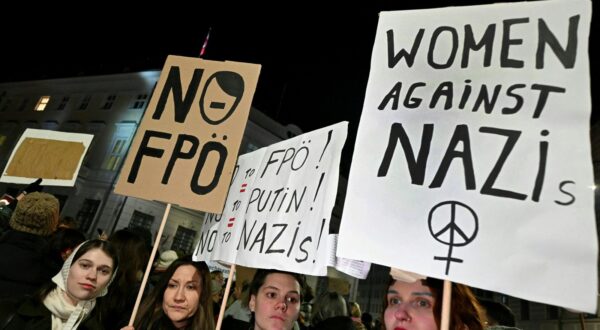 Participants demonstrate with placards reading 'No FPOe, no Putin, no Nazis' and 'Women against Nazis' during a protest rally organised by aid organisation 'Volkshilfe', Greenpeace and SOS Mitmensch under the motto 'Alarm for the Republic: Protest against a right-wing extremist chancellor' in front of the Federal Chancellery at Ballhausplatz Square in Vienna on January 9, 2025. Austria's foreign minister Schallenberg will take over as caretaker chancellor from January 10, as the far right seeks to form a government with the conservatives in a tense political climate. The announcement came after conservative Karl Nehammer said over the weekend he would step down as chancellor and party chairman following the collapse of coalition talks to form a government excluding the far-right Freedom party (FPOe).,Image: 952616732, License: Rights-managed, Restrictions: Austria OUT
SOUTH TYROL OUT, Model Release: no, Credit line: HELMUT FOHRINGER / AFP / Profimedia