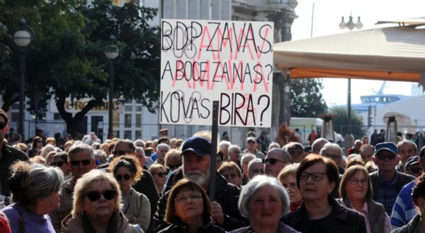 09.11.2024., Rijeka - Prosvjed protiv siromastva na trgu 128 brigade HV. Govorili su Ivo Jelusic i Milivoj Spika. Photo: Goran Kovacic/PIXSELL