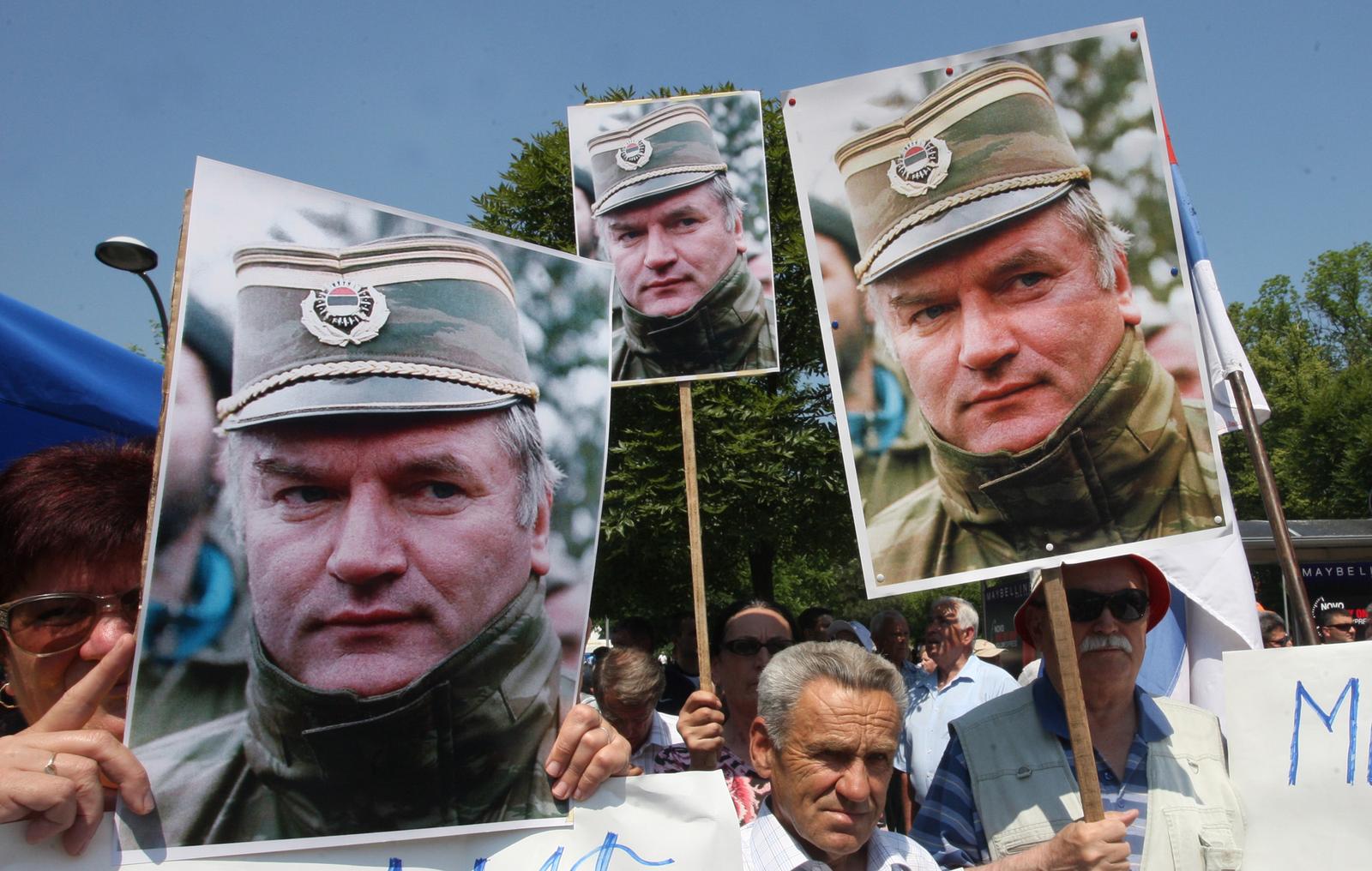 31.05.2011., Banja Luka - Tisuce ljudi na Trgu Krajine dalo podrsku uhicenom generalu Ratku Mladicu.r"nPhoto: Dejan Moconja/VLM/PIXSELL