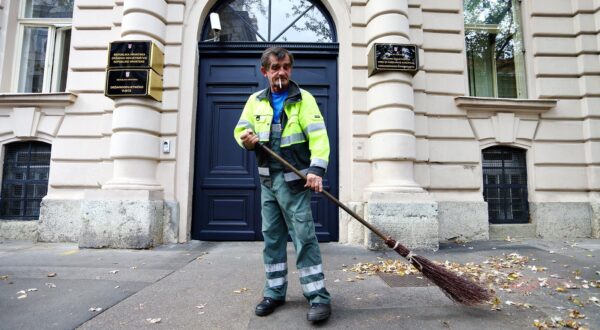 28.10.2013., Zagreb - Radnik Cistoce cisti lisce ispred zgrade Drzavnog odvjetnistva Republike Hrvatske u Gajevoj 30. r