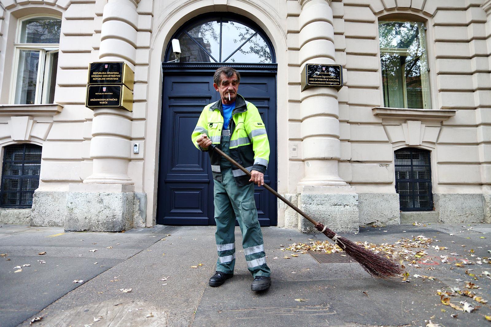 28.10.2013., Zagreb - Radnik Cistoce cisti lisce ispred zgrade Drzavnog odvjetnistva Republike Hrvatske u Gajevoj 30. r"nPhoto: Davor Puklavec/PIXSELL