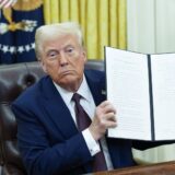 epa11848354 US President Donald Trump signs executive orders in the Oval Office of the White House in Washington, DC, USA, 23 January 2025.  EPA/YURI GRIPAS / POOL