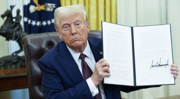 epa11848354 US President Donald Trump signs executive orders in the Oval Office of the White House in Washington, DC, USA, 23 January 2025.  EPA/YURI GRIPAS / POOL