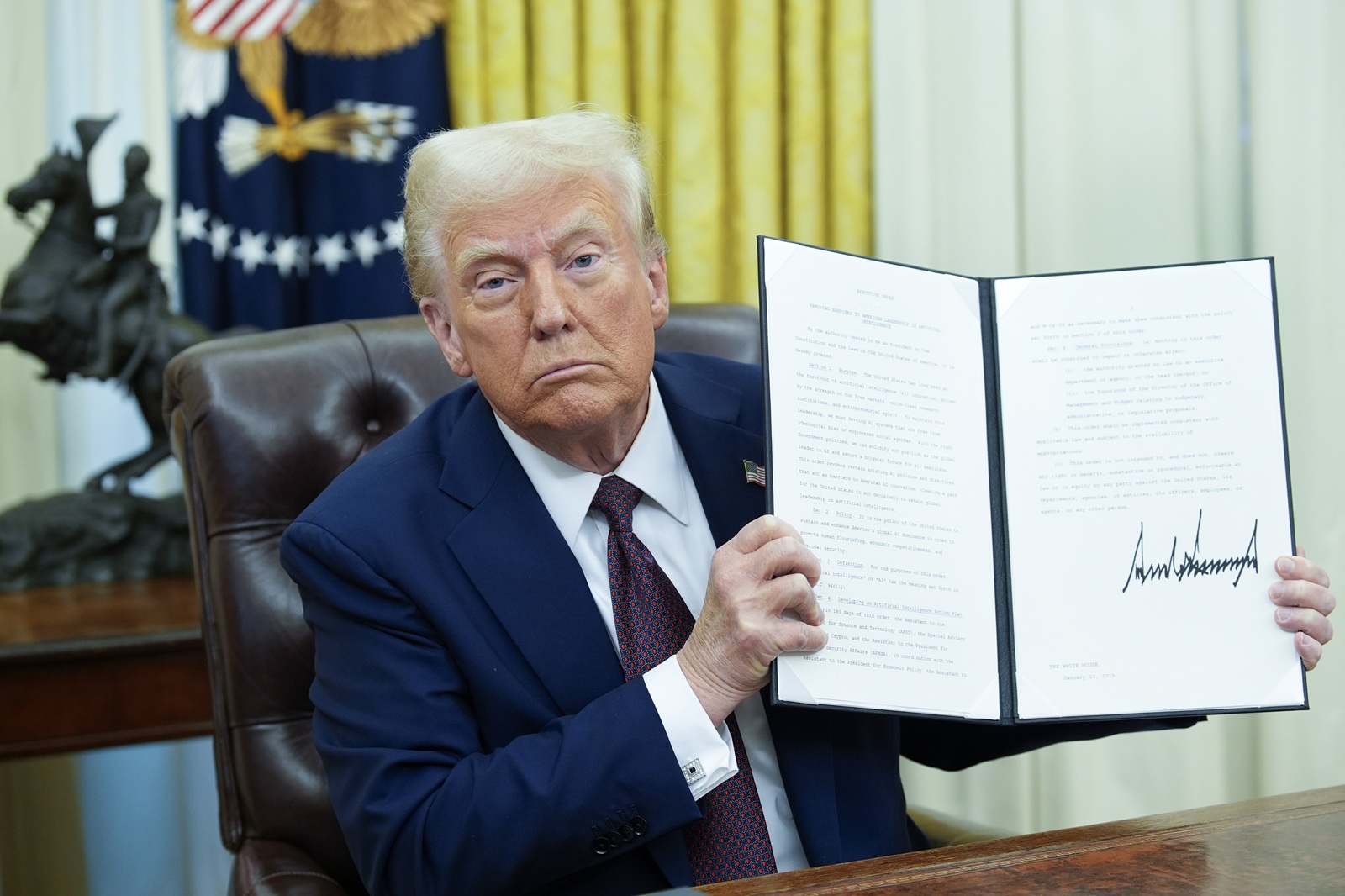 epa11848354 US President Donald Trump signs executive orders in the Oval Office of the White House in Washington, DC, USA, 23 January 2025.  EPA/YURI GRIPAS / POOL