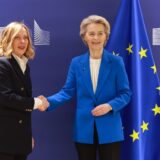 epa11786679 European Commission President Ursula Von der Leyen (R) welcomes Italian Prime Minister Giorgia Meloni (L) ahead of a meeting in Brussels, Belgium, 20 December 2024.  EPA/OLIVIER HOSLET