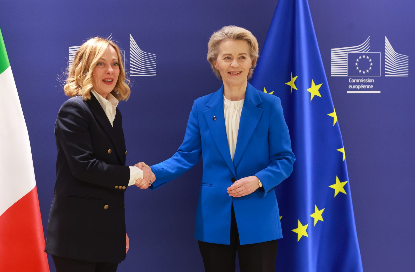 epa11786679 European Commission President Ursula Von der Leyen (R) welcomes Italian Prime Minister Giorgia Meloni (L) ahead of a meeting in Brussels, Belgium, 20 December 2024.  EPA/OLIVIER HOSLET