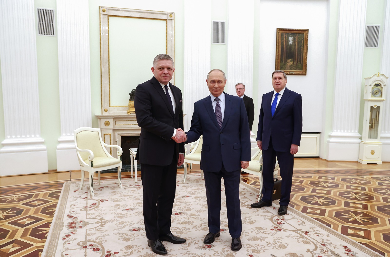 epa11790244 Russian President Vladimir Putin (C) shakes hands with Slovak Prime Minister Robert Fico (L) during their meeting at the Kremlin in Moscow, Russia, 22 December 2024. Fico is on a working visit to Moscow.  EPA/ARTYOM GEODAKYAN/SPUTNIK/KREMLIN / POOL