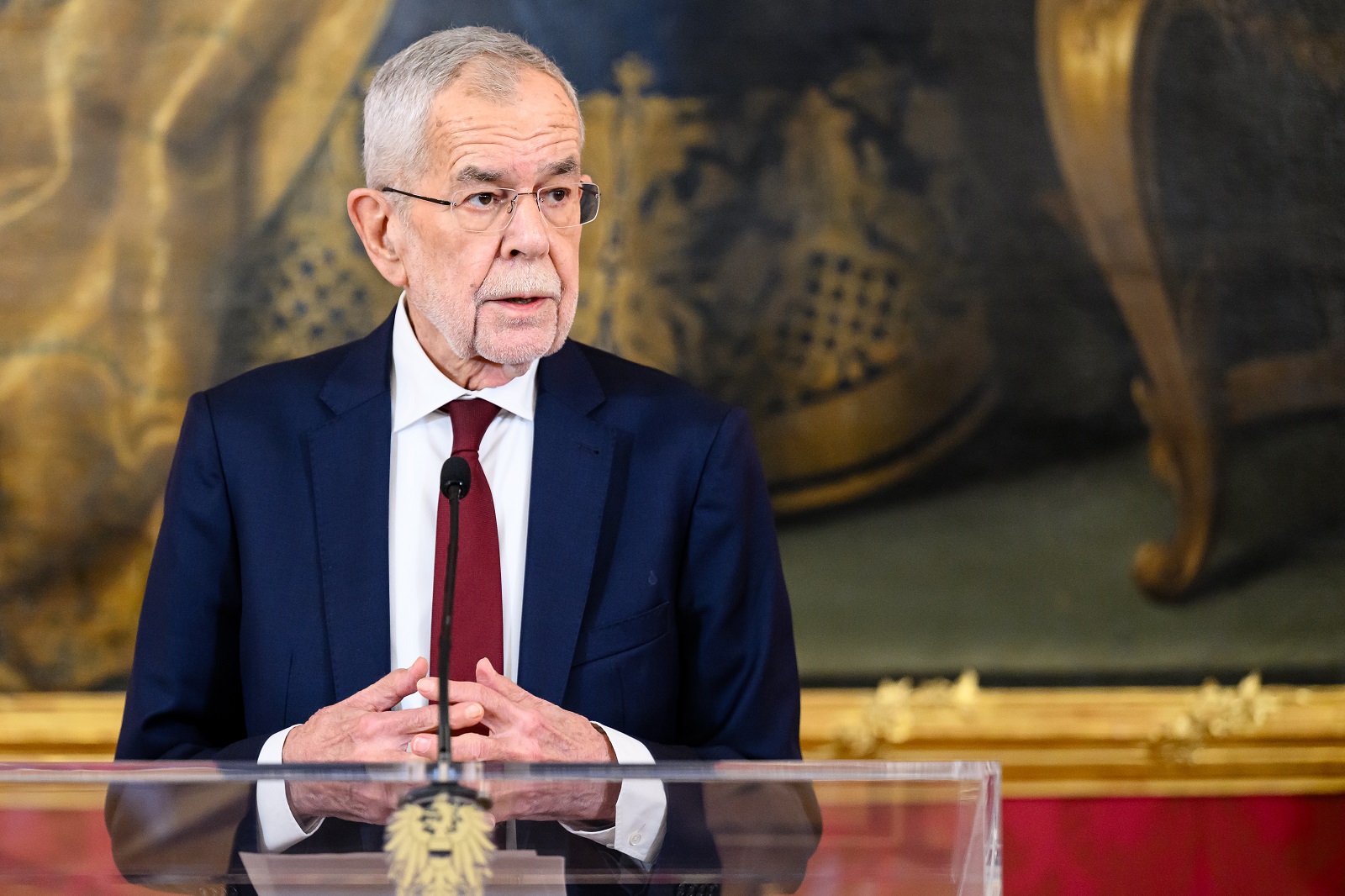 epa11807408 Austrian Federal President Alexander van der Bellen speaks to the press after an Austrian People's Party (OeVP) meeting following the announcement of the resignation of Austrian Chancellor Nehammer, in Vienna, Austria, 05 January 2025. Austrian Chancellor Karl Nehammer announced his resignation after coalition talks between Austrian People's Party (OeVP) and the Social Democrats (SPOe) parties collapsed.  EPA/MAX SLOVENCIK