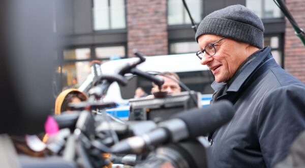 epa11816640 Chairman of Germany's  (CDU) Friedrich Merz arrives to attend the conference of the Federal Executive Committee of his party in Hamburg, Germany, 10 January 2025. General elections in Germany are scheduled on 23 February 2025 and regional election in Hamburg on 02 March 2025.  EPA/HANNIBAL HANSCHKE