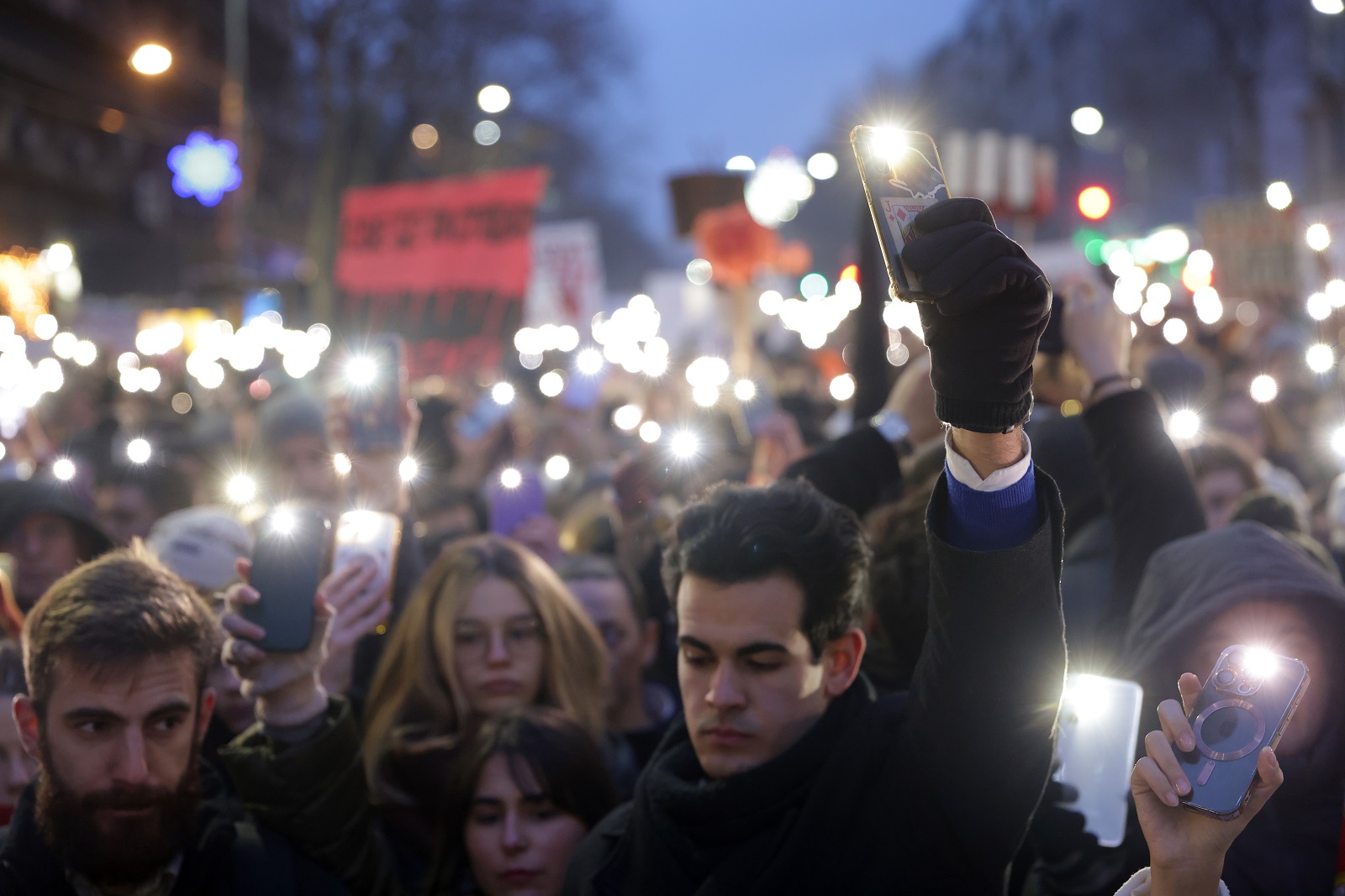 epa11820575 Protesters hold smartphones with flashlights during a protest rally in Belgrade, Serbia, 12 January 2025. University students staged a protest in front of the Constitutional Court asking for accountability after fifteen people lost their lives in the collapse of the Novi Sad Railway Station canopy on 01 November 2024. The station building, which had been renovated and reopened on 05 July 2024, was undergoing further renovations shortly before the collapse.   EPA/ANDREJ CUKIC