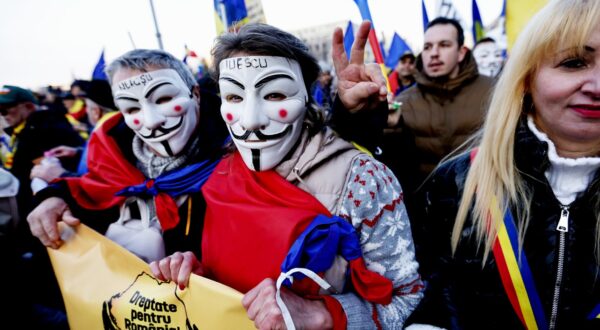 epa11820607 Romanians hold banner reading 'Justice For Romania!' during a protest against the cancellation of the first round of presidential elections in downtown Bucharest, Romania, 12 January 2025. The ultra-nationalist party Alliance for the Union of Romanians (AUR) organized the protest in response to the Romanian Constitutional Court's (CCR) decision to annul the presidential elections held in December 2024, demanding the reversal of the CCR's ruling and the continuation of the second round of the presidential elections.  EPA/ROBERT GHEMENT