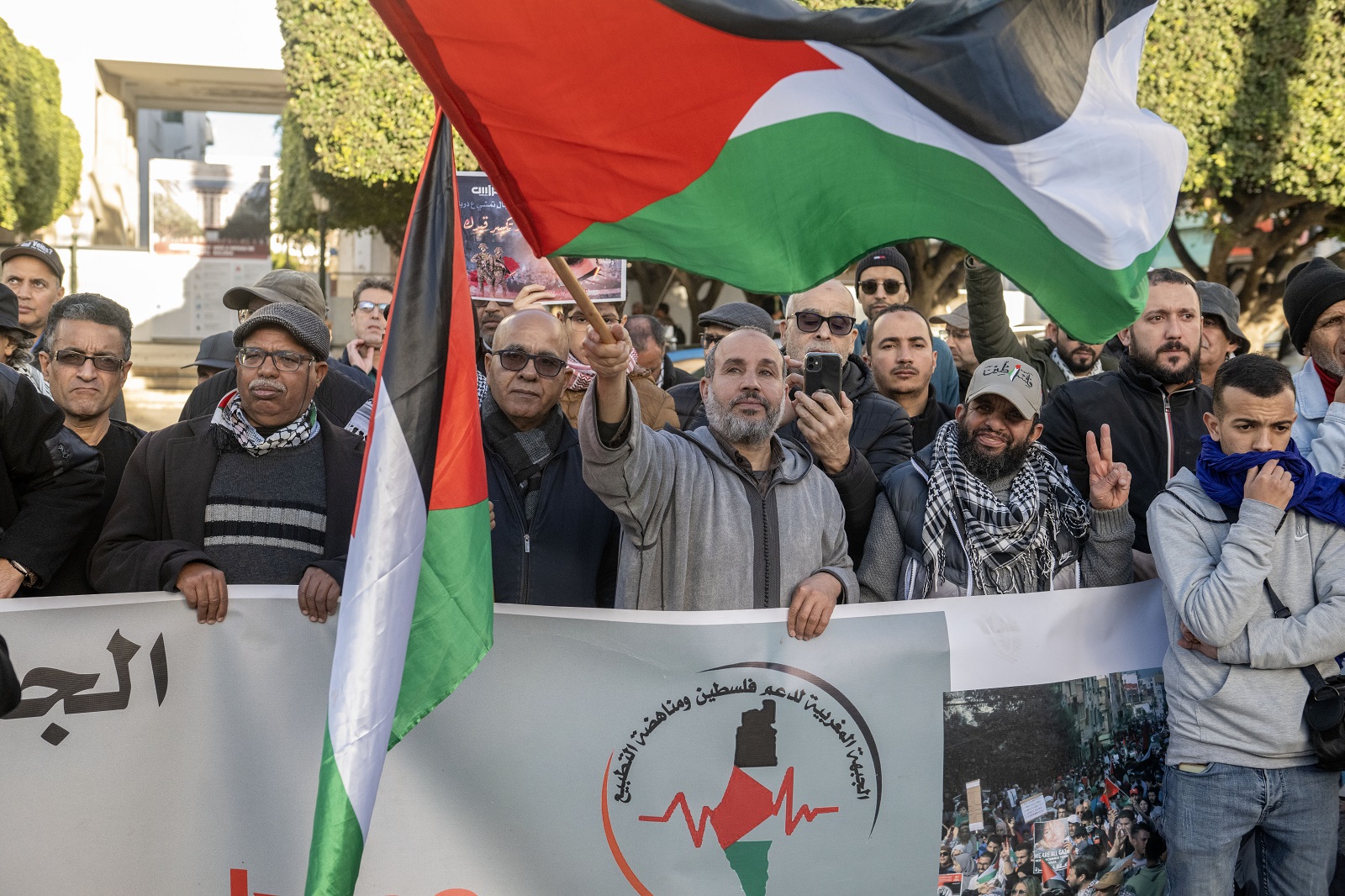 epa11829012 Moroccans celebrate a ceasefire agreement between Hamas and Israel, in Rabat, Morocco, 16 January 2025. Israel and the Palestinian militant group Hamas agreed on a hostage release deal and a Gaza ceasefire to be implemented in the coming days following months of war, US and Qatari officials announced on 15 January. Israel's security cabinet is expected to meet on 17 January to approve the agreement.  EPA/JALAL MORCHIDI