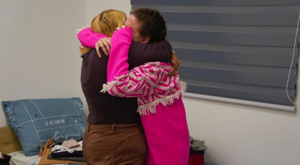 epa11837302 A handout photo made available by the Israeli army spokespersons shows the released hostage Doron Steinbrecher (L) embracing her mother Simone (R) at a reception point near Kibbutz Reim, southern Israel, 19 January 2025. Israel and Hamas agreed on a hostage release deal and a Gaza ceasefire to be implemented on 19 January 2025.  EPA/IDF SPOKESPERSON HANDOUT HANDOUT EDITORIAL USE ONLY/NO SALESHANDOUT EDITORIAL USE ONLY/NO SALES