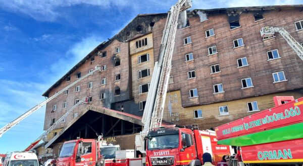 epa11841535 A handout photo made available by Sakarya Municipality Fire Department shows firefighters working at the site of the fire that broke out in a hotel in the Kartalkaya Ski Resort in Bolu, Turkey, 21 January 2025. According to the Turkish Interior Minister Ali Yerlikaya, at least ten people died and 32 others were injured in the hotel fire.  EPA/SAKARYA FIRE DEPARTMENT HANDOUT HANDOUT EDITORIAL USE ONLY/NO SALES