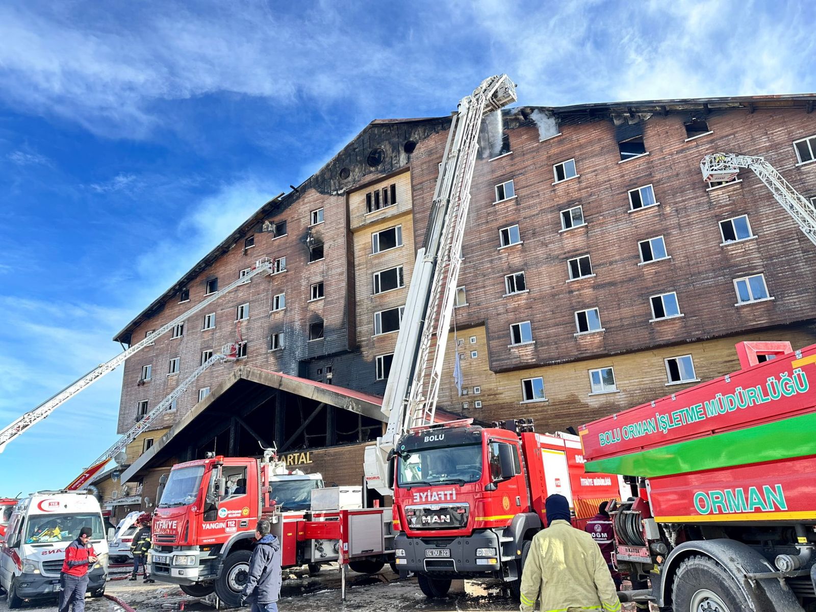 epa11841535 A handout photo made available by Sakarya Municipality Fire Department shows firefighters working at the site of the fire that broke out in a hotel in the Kartalkaya Ski Resort in Bolu, Turkey, 21 January 2025. According to the Turkish Interior Minister Ali Yerlikaya, at least ten people died and 32 others were injured in the hotel fire.  EPA/SAKARYA FIRE DEPARTMENT HANDOUT HANDOUT EDITORIAL USE ONLY/NO SALES