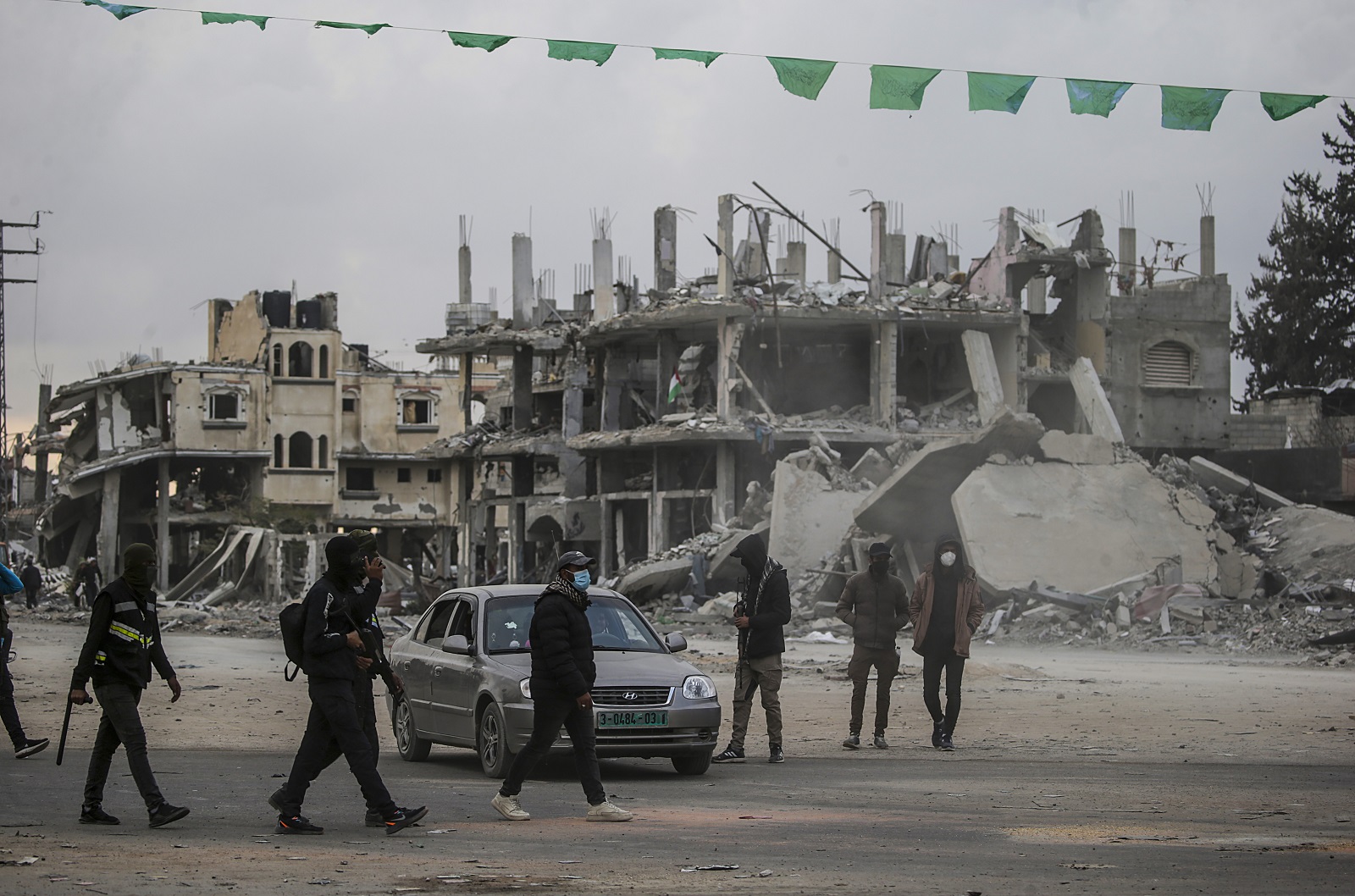 epa11845042 Hamas security men patrol the streets as humanitarian aid trucks cross into Rafah amid a ceasefire between Israel and Hamas, in the east of Rafah, southern Gaza Strip, 22 January 2025. According to the UN, hundreds of humanitarian aid trucks have entered the Gaza Strip since Israel and Hamas implemented the first phase of a hostage release and ceasefire deal on 19 January 2025.  EPA/MOHAMMED SABER