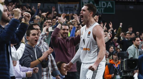 epa11848629 Real Madrid's Mario Hezonja celebrates winning the Euroleague basketball match between Real Madrid and Baskonia, in Madrid, Spain 23 January 2025.  EPA/JUANJO MARTIN