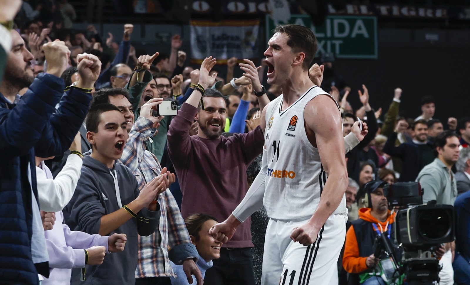 epa11848629 Real Madrid's Mario Hezonja celebrates winning the Euroleague basketball match between Real Madrid and Baskonia, in Madrid, Spain 23 January 2025.  EPA/JUANJO MARTIN