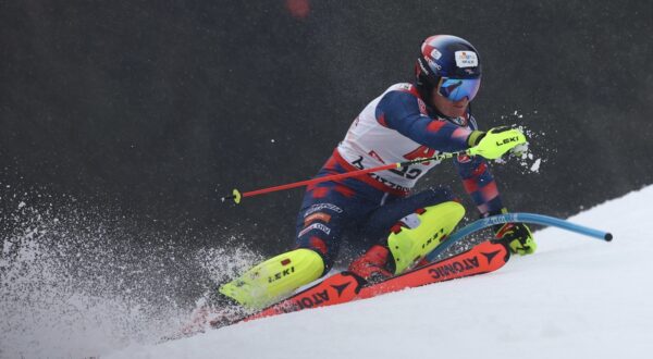 epa11854000 Filip Zubcic of Croatia in action during the first round of the Men's Slalom race at the FIS Alpine Skiing World Cup in Kitzbuehel, Austria, 26 January 2025.  EPA/ANNA SZILAGYI