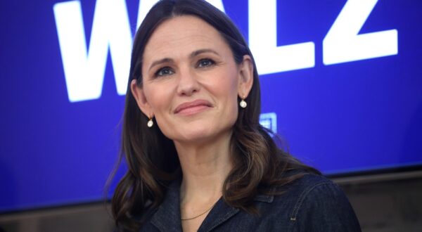 October 5, 2024, Phoenix, Arizona, USA: Actress JENNIFER GARNER speaks at a campaign event for Kamala Harris's presidential campaign in Phoenix, Arizona.,Image: 916972632, License: Rights-managed, Restrictions: , Model Release: no, Credit line: Gage Skidmore / Zuma Press / Profimedia