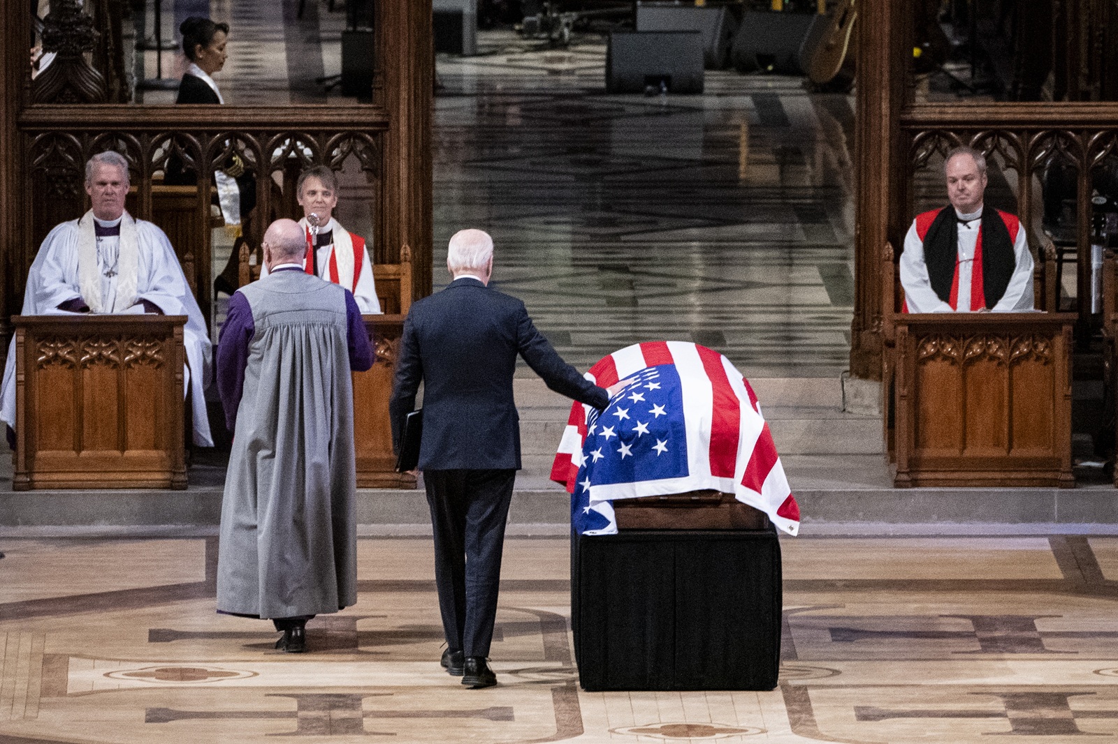 epa11815323 US President Joe Biden (C) touches the flag-draped casket of former US President Jimmy Carter before delivering remarks during Carter's State Funeral services at the National Cathedral in Washington, DC, USA, 09 January 2025. Carter, the 39th US president, died at age 100 in his hometown of Plains, Georgia, on 29 December 2024.  EPA/HAIYUN JIANG/ POOL