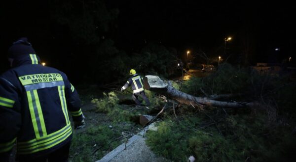 06.02.2020., Mostar - Olujni vjetar rusio sve pred sobom i ostetilo automobile.rPhoto: Denis Kapetanovic/PIXSELL