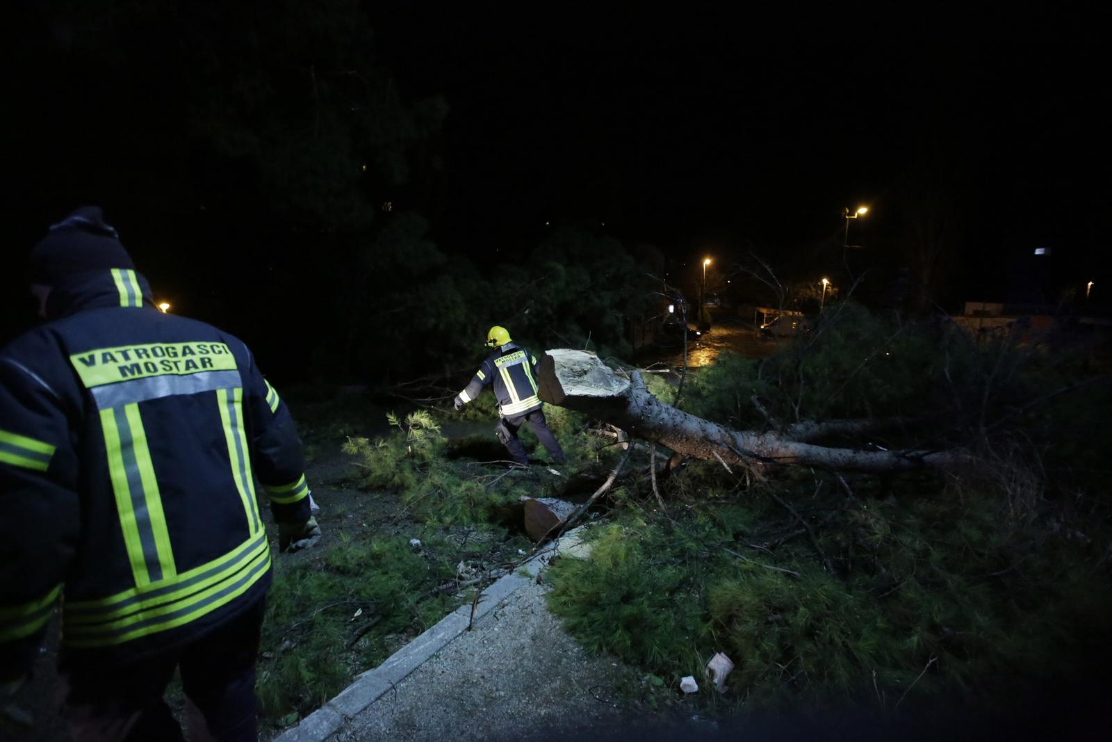 06.02.2020., Mostar - Olujni vjetar rusio sve pred sobom i ostetilo automobile.rPhoto: Denis Kapetanovic/PIXSELL