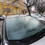 02.02.2014., Osijek - Ledena kisa koja je nocas padala zadala je probleme osjecanima u setnji i odmrzavanju automobila. rPhoto: Marko Mrkonjic/PIXSELL