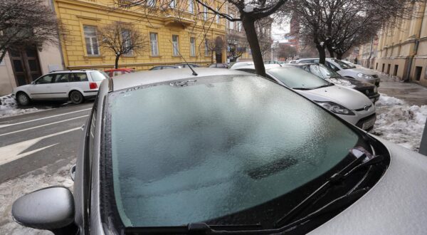 02.02.2014., Osijek - Ledena kisa koja je nocas padala zadala je probleme osjecanima u setnji i odmrzavanju automobila. rPhoto: Marko Mrkonjic/PIXSELL