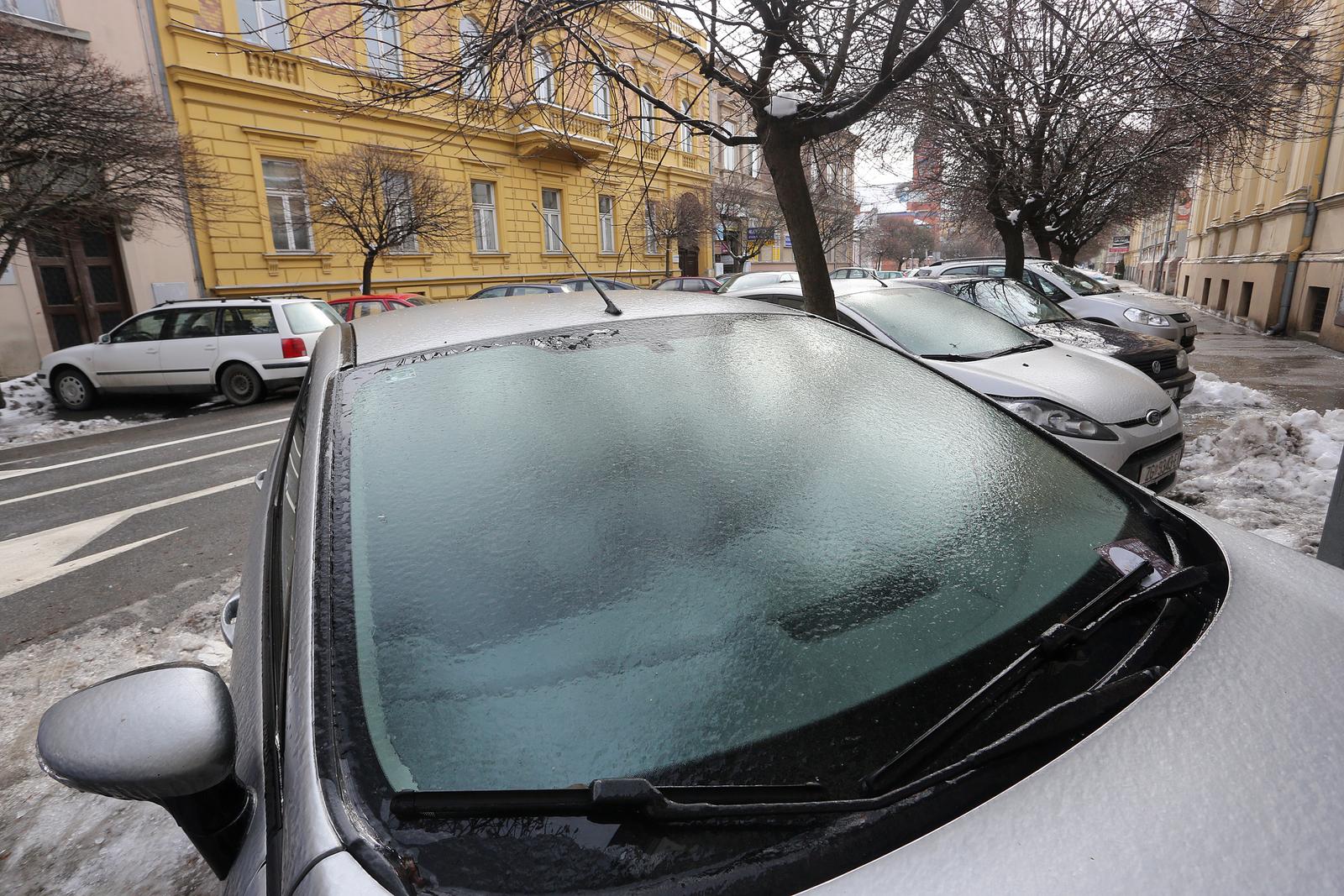 02.02.2014., Osijek - Ledena kisa koja je nocas padala zadala je probleme osjecanima u setnji i odmrzavanju automobila. rPhoto: Marko Mrkonjic/PIXSELL