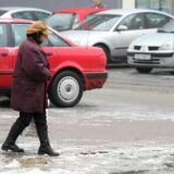 14.01.2009.,Osijek - Zbog ledene kise koja se ledi na u dodiru sa tlom ljudi su morali oprezno hodat po poledici .rPhoto: Boris Perkovic/24sata