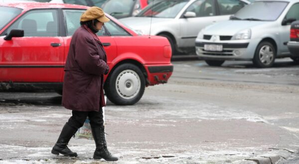 14.01.2009.,Osijek - Zbog ledene kise koja se ledi na u dodiru sa tlom ljudi su morali oprezno hodat po poledici .rPhoto: Boris Perkovic/24sata