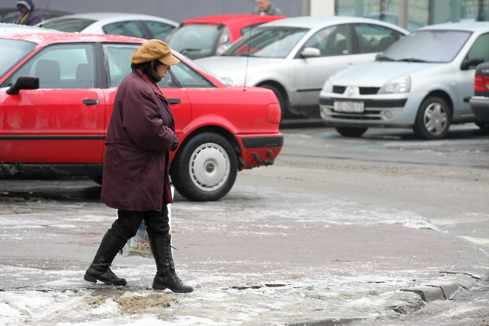 14.01.2009.,Osijek - Zbog ledene kise koja se ledi na u dodiru sa tlom ljudi su morali oprezno hodat po poledici .rPhoto: Boris Perkovic/24sata