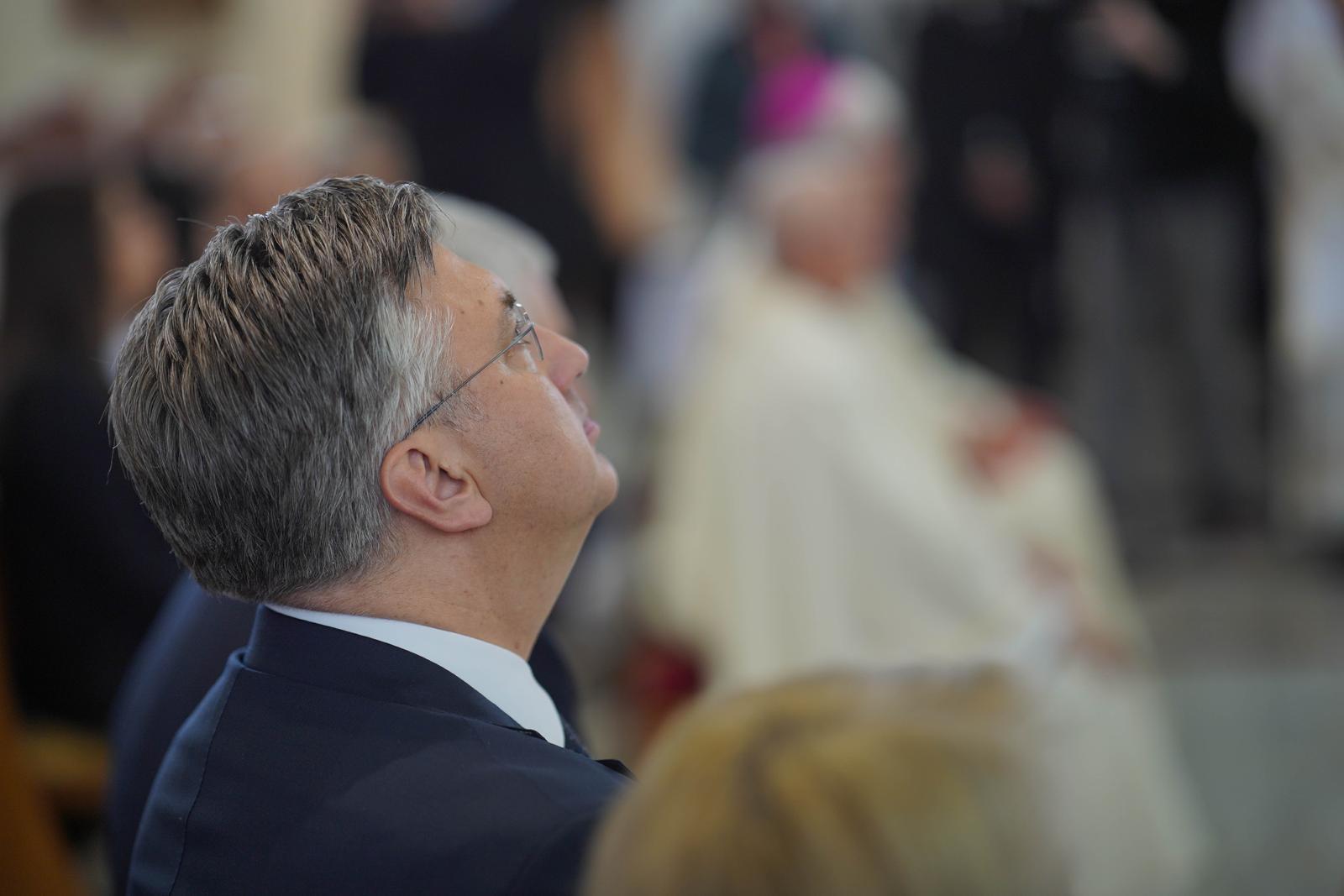 02.03.2024., Biskupski ordinarijat, Banja Luka (BiH) - Novi banjalucki biskup mons. Zeljko Majic zaredjen je tokom euharistijskog slavlja u banjaluckoj katedrali sv. Bonaventure kojeg je predvodio vrhbosanski nadbiskup Tomo Vuksic. Glavni zareditelj bio je vrhbosanski nadbiskup, a suzareditelj je bio i umirovljeni banjalucki biskup Franjo Komarica. Banjalucki biskup u miru Franjo Komarica uputio je posljednji put, kao dosadasnji biskup, rijeci iz poslanice Hebrejima. Zaredjenju novog banjaluckog biskupa prisustvovale su visoke zvanice Andrej Plenkovic, Dragan Covic, Borjana Kristo, Davor Pranjic, marinko Cavara, te banjalucki gradonacelnik Drasko Stanivukovic.

Photo: Dejan Rakita/Pixsell Photo: Dejan Rakita/PIXSELL