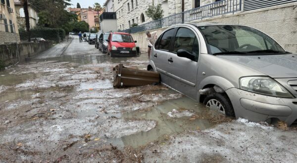 03.01.2025., Split - Obilna kisa i tuca uzrokovali poplave po gradu. Poplavljena Ulica Vlahe Bukovca iza hotela Park. Photo: Ivo Cagalj/PIXSELL