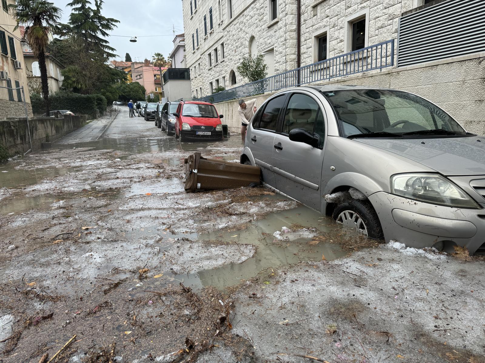 03.01.2025., Split - Obilna kisa i tuca uzrokovali poplave po gradu. Poplavljena Ulica Vlahe Bukovca iza hotela Park. Photo: Ivo Cagalj/PIXSELL