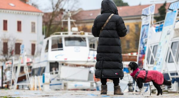 03.01.2025., Pula - Danasnji dan u Puli prosao je uz kisu, oblake te na posljetku hladnu buru tako da sau ulice bile prazne . Photo: Srecko Niketic/PIXSELL