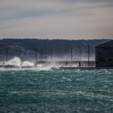 03.04.2023., Kastela - Olujna bura u Kastelima.

Tjekom dana zapuhala je Olujna do orkanska bura na sirem podrucju priobalja. 

 Photo: Zvonimir Barisin/PIXSELL