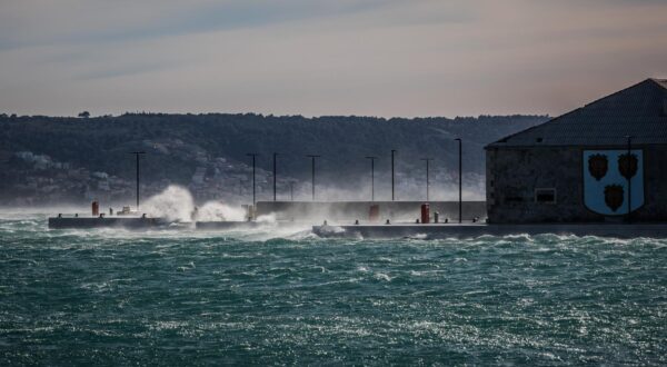 03.04.2023., Kastela - Olujna bura u Kastelima.

Tjekom dana zapuhala je Olujna do orkanska bura na sirem podrucju priobalja. 

 Photo: Zvonimir Barisin/PIXSELL