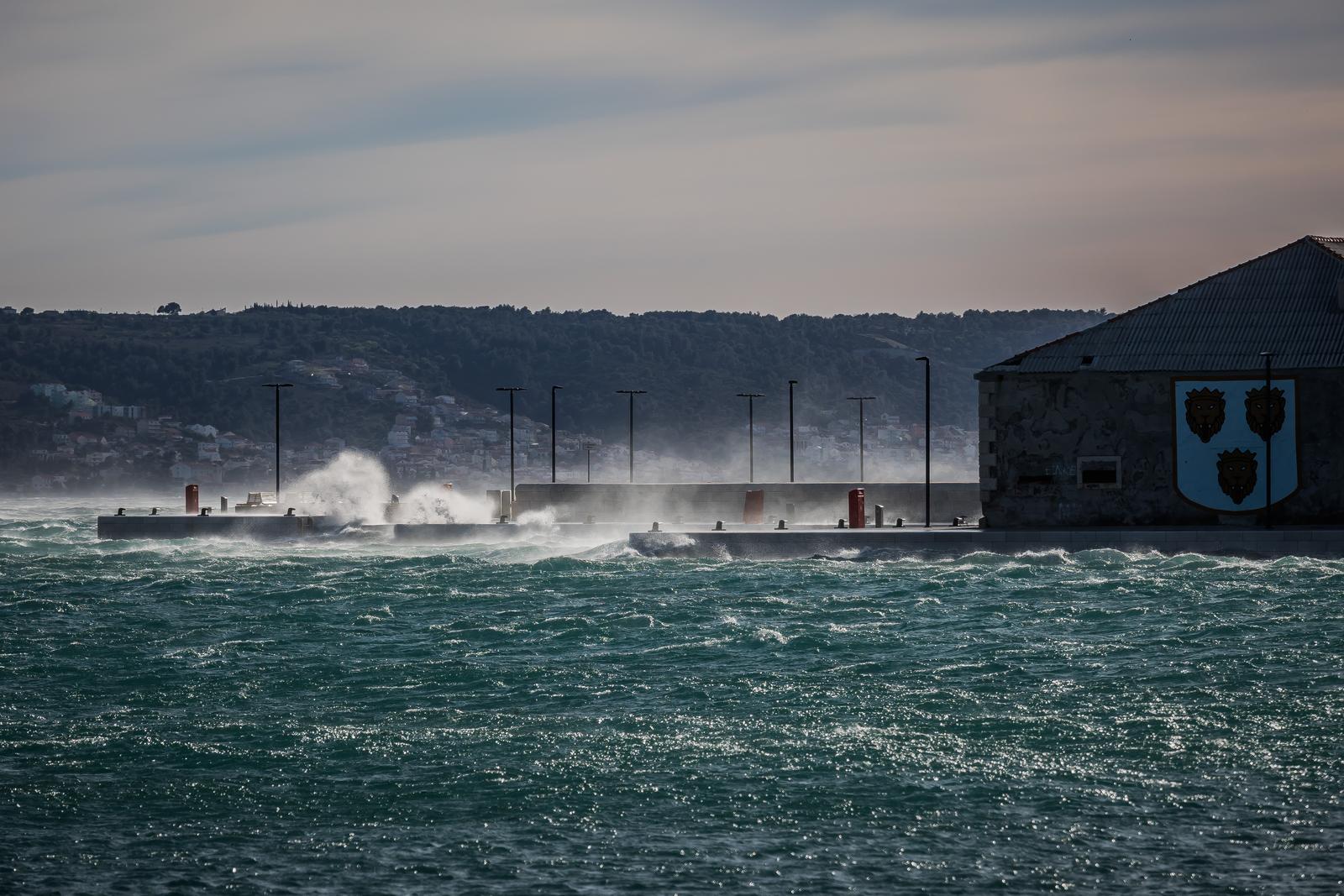 03.04.2023., Kastela - Olujna bura u Kastelima.

Tjekom dana zapuhala je Olujna do orkanska bura na sirem podrucju priobalja. 

 Photo: Zvonimir Barisin/PIXSELL