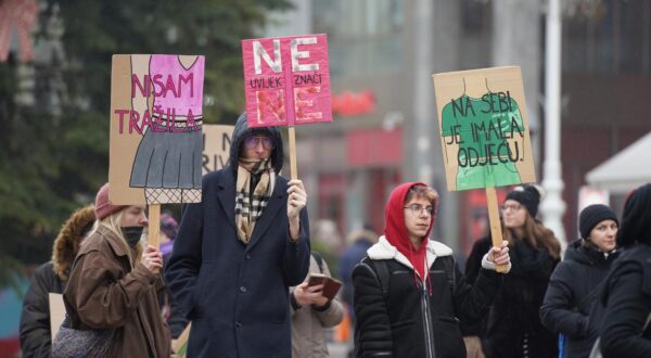 4.1.2025., Zagreb - Kao i svake prve subote u mjesecu, na Trgu bana Josipa Jelačića okupili su se molitelji s jedne strane i prosvjednici sa druge. Photo: Patricija Flikac/PIXSELL