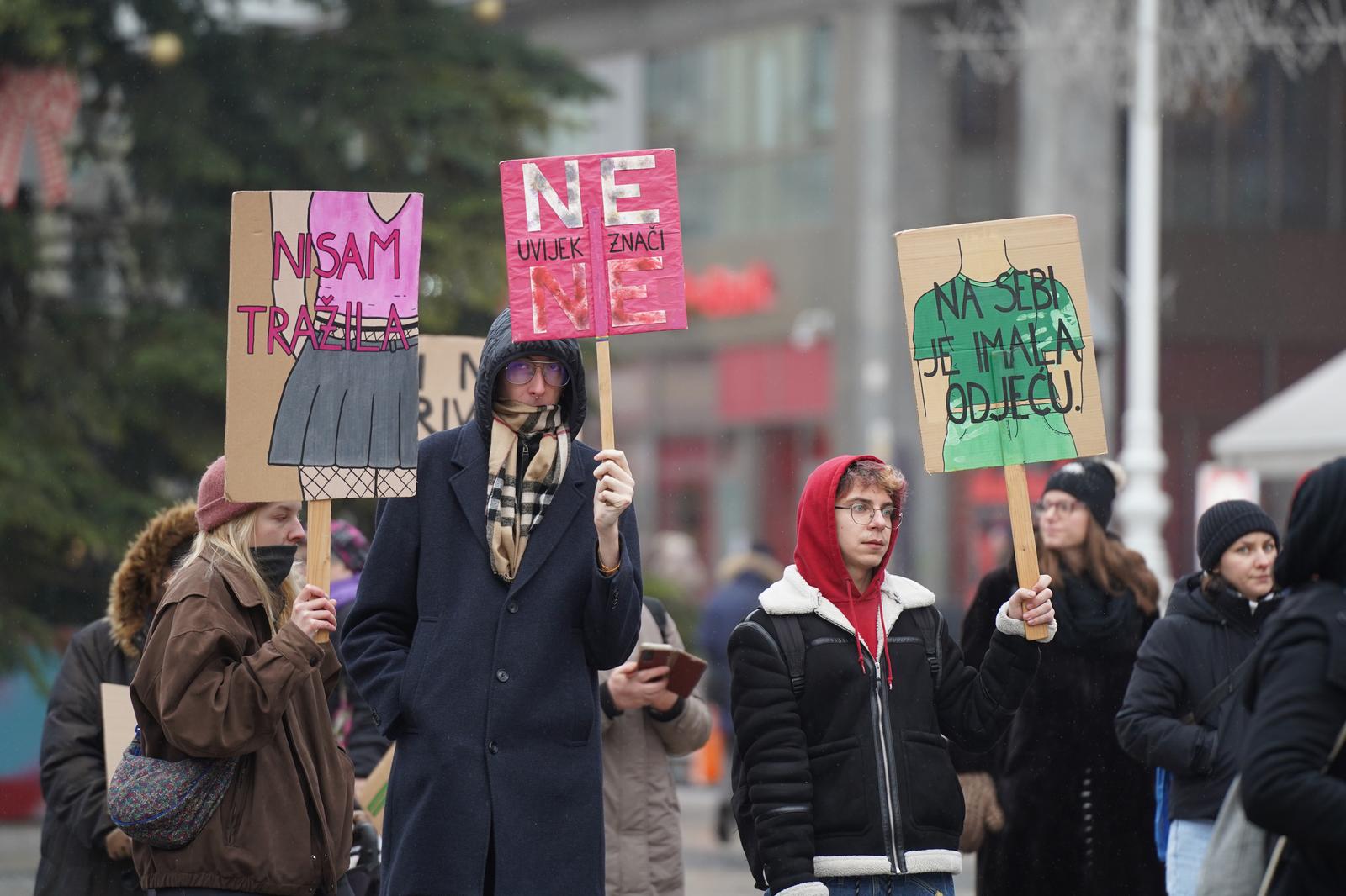 4.1.2025., Zagreb - Kao i svake prve subote u mjesecu, na Trgu bana Josipa Jelačića okupili su se molitelji s jedne strane i prosvjednici sa druge. Photo: Patricija Flikac/PIXSELL