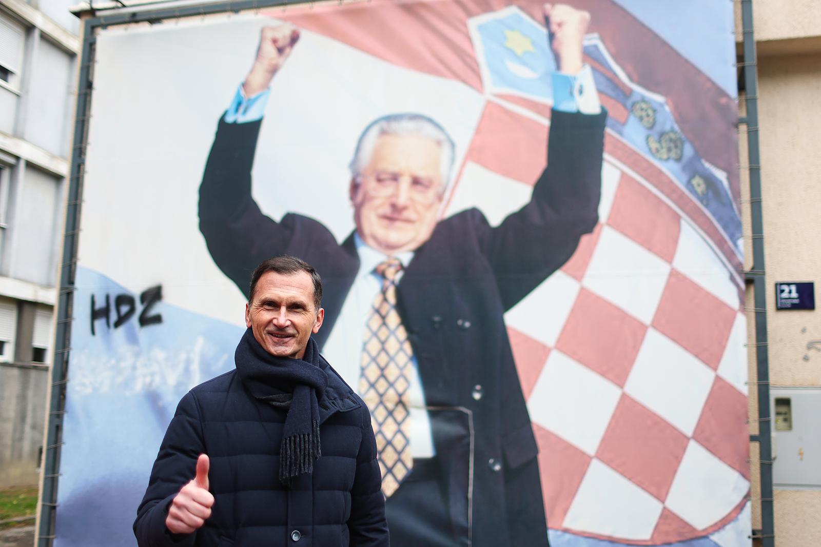 04.01.2025., Zagreb - Kandidat za predsjednika Republike Hrvatske Dragan Primorac odrzao je konferenciju za medije na temu: Zoran Milanovic - najgori premijer, nikad gori predsjednik! Dragan Primoras sa suradnicima najprije se prosetao do kluba u Slovenskoj 9 gdje se skupljala politicka elita u vrijeme korone, a kasnije je dao izjavu okupljenim medijima ispred prostorija HVIDRA-e u Slovenskoj. Photo: Goran Stanzl/PIXSELL